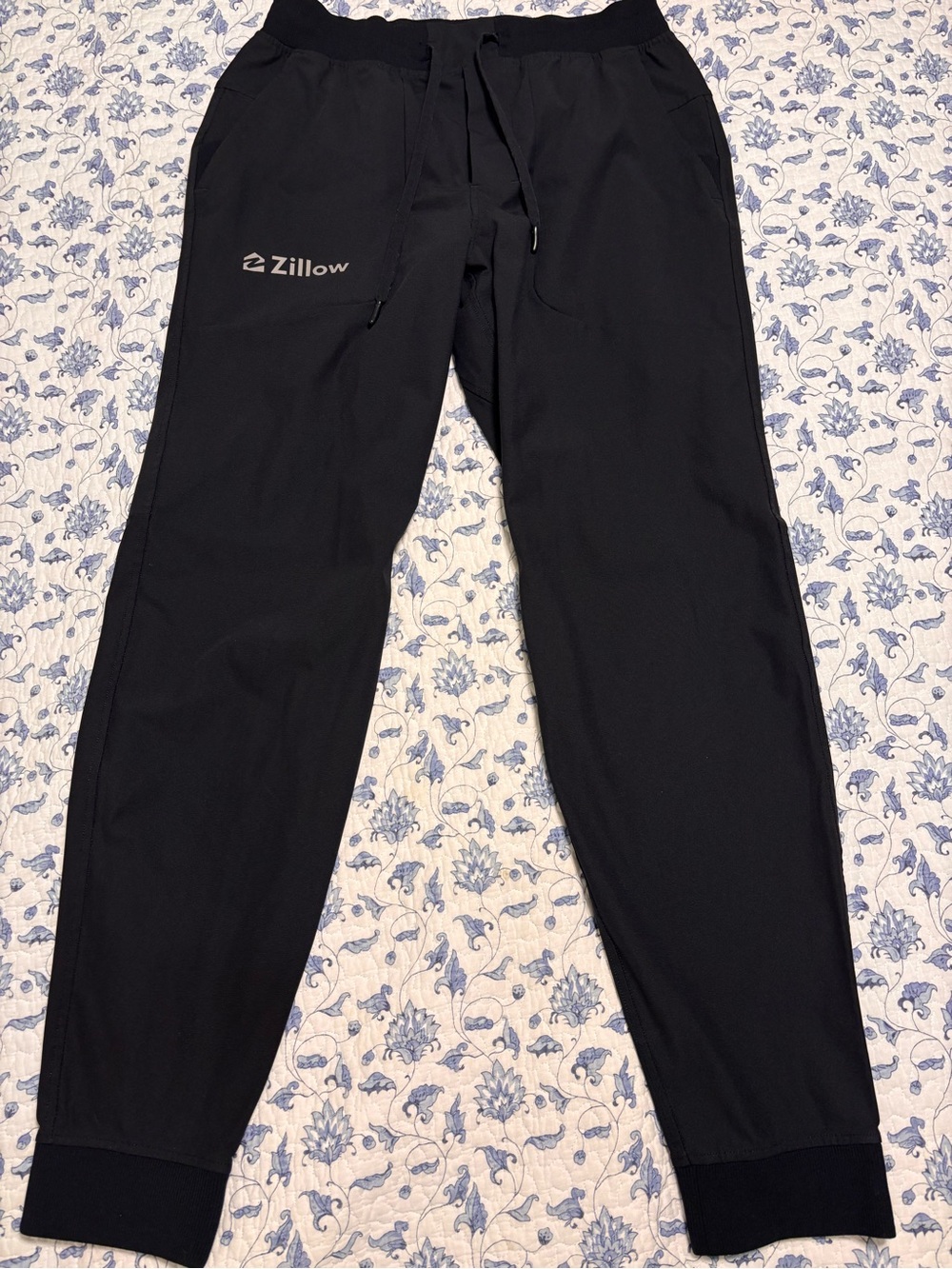Lululemon Women’s Medium Black Joggers Pockets Athleisure “Zillow” logo